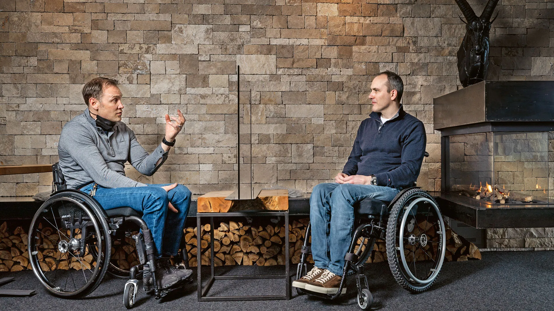 Silvano Beltrametti, ancien skieur, et Ronny Keller, ancien hockeyeur, en conversation fondation suisse pour paraplegiques